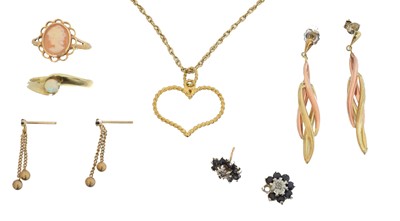 Lot 108 - A selection of 9ct gold jewellery