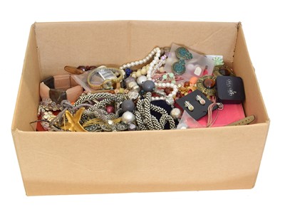 Lot 122 - A selection of costume jewellery