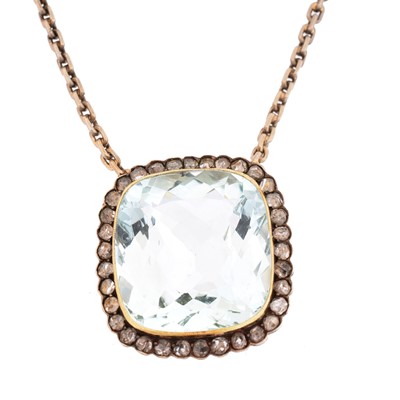 Lot 121 - An aquamarine and diamond necklace