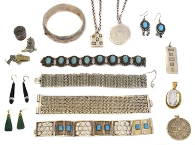 Lot 113 - A selection of silver and white metal jewellery