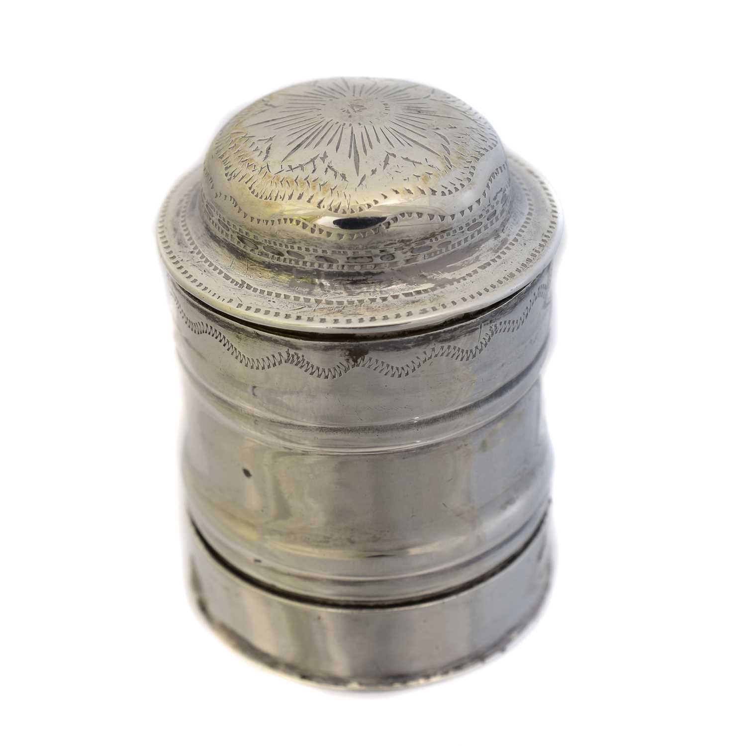 Lot 8 - A George III silver nutmeg grater