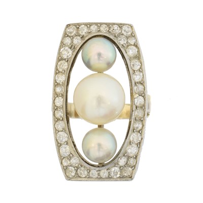 Lot 217 - A cultured pearl and diamond dress ring