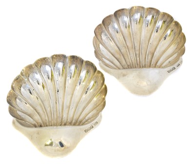 Lot 112 - A pair of George V silver shell dishes
