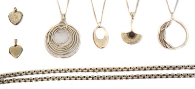Lot 110 - A selection of silver and white metal jewellery