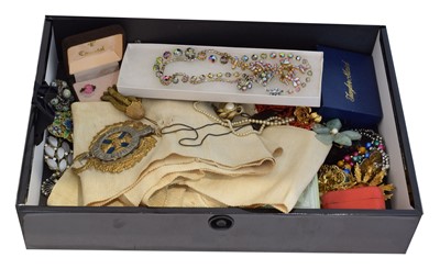 Lot 124 - A selection of costume jewellery
