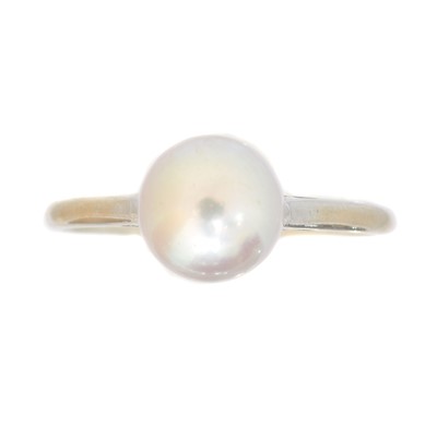 Lot 243 - A cultured pearl ring