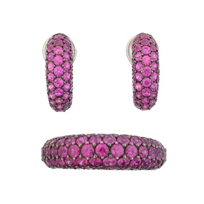 Lot 87 - A suite of pink sapphire jewellery