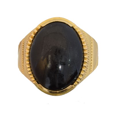 Lot 212 - An onyx dress ring