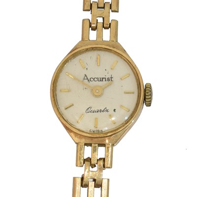 Lot 128 - A 9ct gold Accurist quartz wristwatch