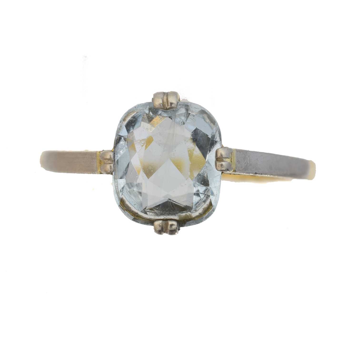 Lot 85 - An aquamarine single stone ring