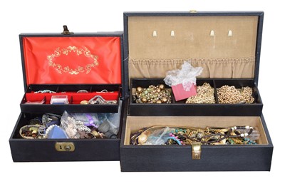 Lot 126 - A selection of costume jewellery