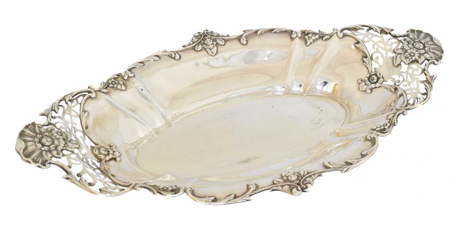 Lot 128 - An Edward VII silver bowl