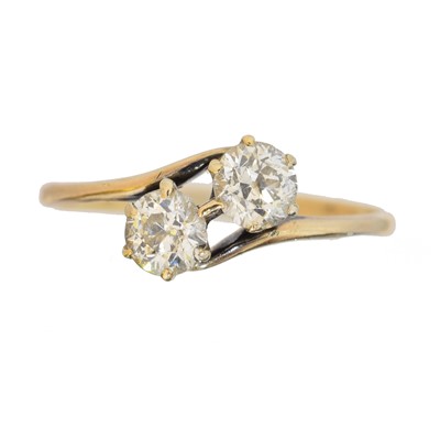 Lot 65 - A diamond crossover ring
