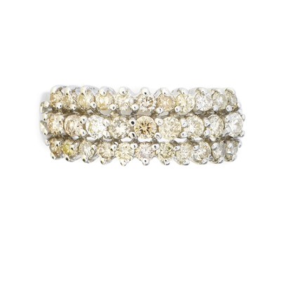 Lot 154 - A diamond dress ring