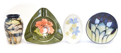 Lot 31 - Mixed group of four pieces of Moorcroft