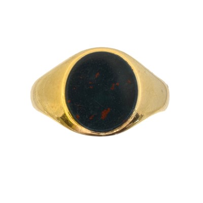 Lot 178 - An 18ct gold bloodstone signet ring