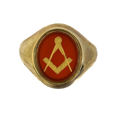 Lot 75 - A 9ct gold Masonic signet ring