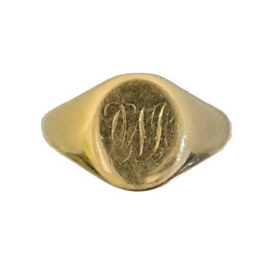 Lot 74 - A 9ct gold signet ring