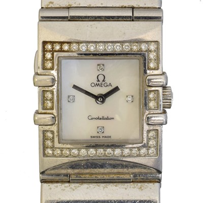 Lot 213 - A stainless steel Omega Constellation quartz wristwatch