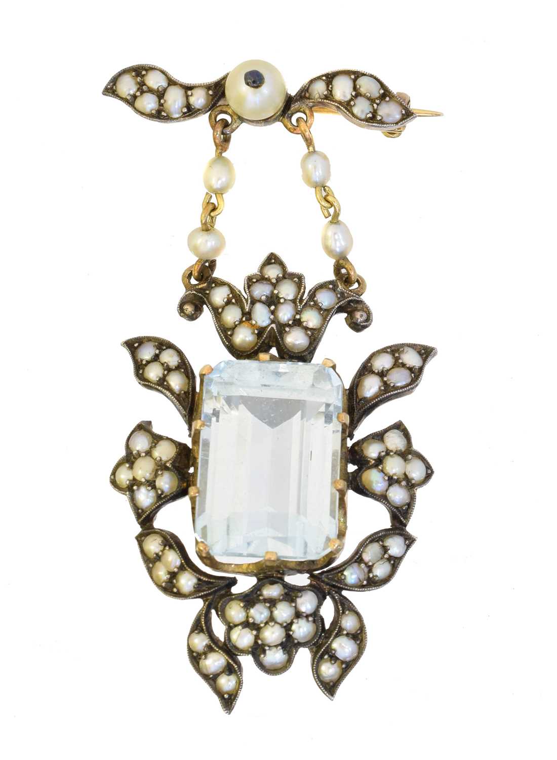 Lot 9 - An aquamarine and split pearl pendant/brooch