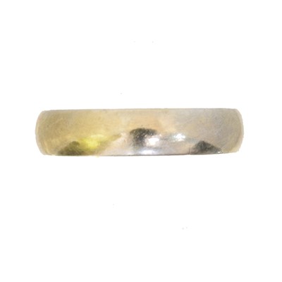 Lot 60 - A 9ct gold band ring