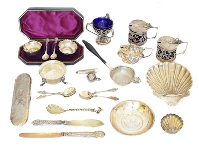 Lot 105 - A selection of silver items
