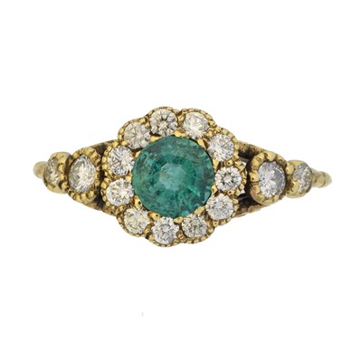 Lot 127 - An emerald and diamond cluster ring