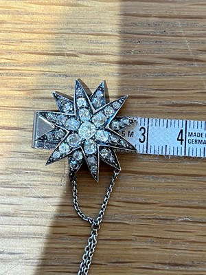 Lot 60 - A diamond star necklace