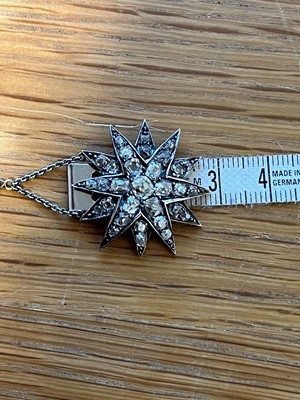 Lot 60 - A diamond star necklace