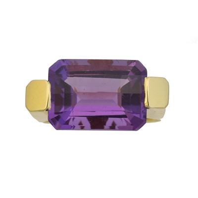 Lot 173 - An 18ct gold amethyst single stone ring