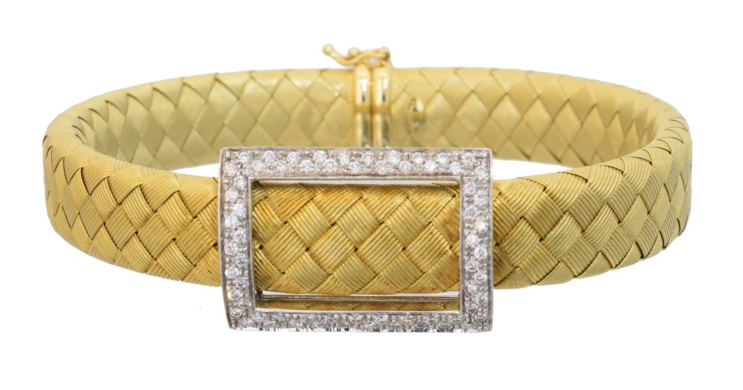 Lot 33 - A diamond bangle