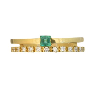 Lot 132 - An emerald and diamond band ring