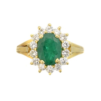 Lot 126 - An emerald and diamond cluster ring