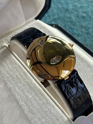 Lot 194 - An 18ct gold Chaumet 'Jump Hour' quartz wristwatch
