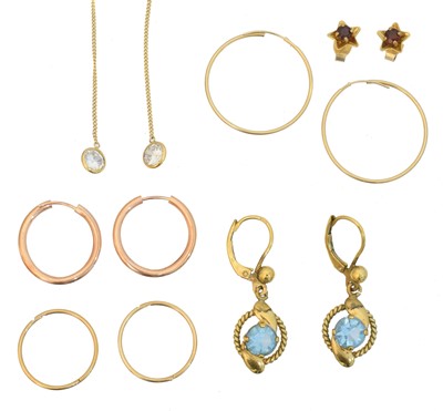 Lot 13 - A selection of earrings