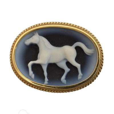 Lot 2 - A 9ct gold cameo brooch