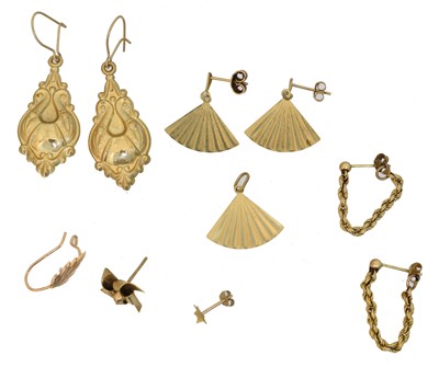 Lot 24 - A selection of earrings