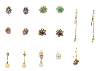 Lot 15 - A selection of stud earrings