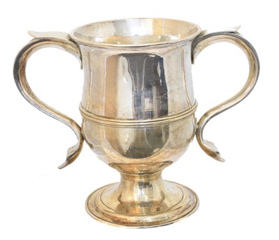 Lot 86 - A George III silver twin handled loving cup