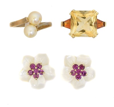 Lot 104 - A selection of 9ct gold jewellery