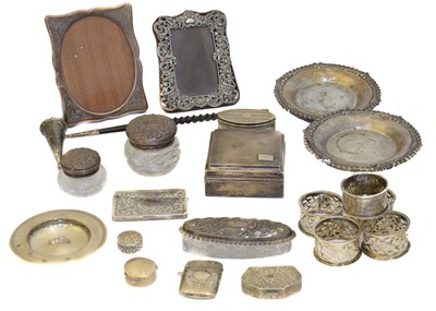 Lot 156 - A selection of silver and silver plated items