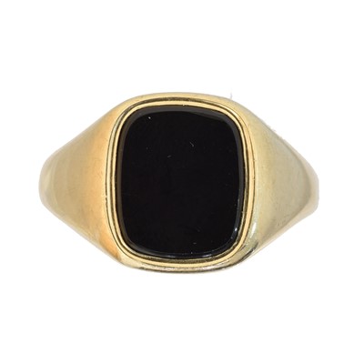 Lot 146 - A 9ct gold onyx signet ring