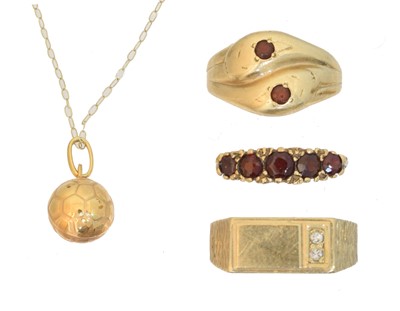 Lot 95 - A selection of 9ct gold jewellery