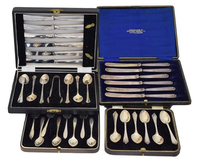 Lot 151 - A selection of cased silver flatware