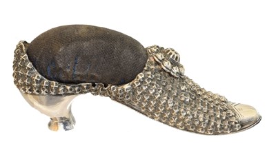 Lot 138 - An Edward VII silver novelty pin cushion