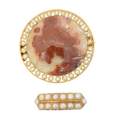 Lot 11 - An agate and split pearl brooch