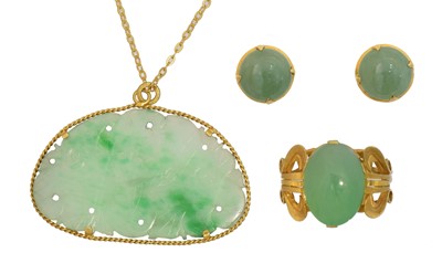 Lot 83 - A selection of jade jewellery