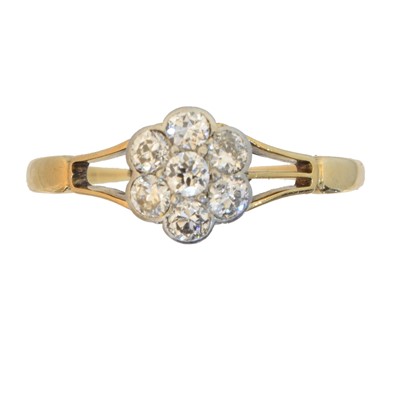 Lot 75 - An early 20th century diamond cluster ring