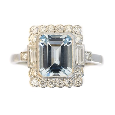 Lot 127 - An aquamarine and diamond cluster ring