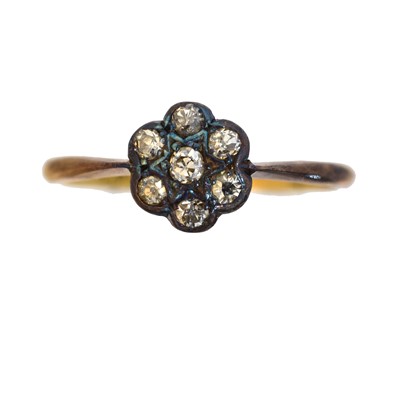 Lot 69 - An early 20th century diamond cluster ring